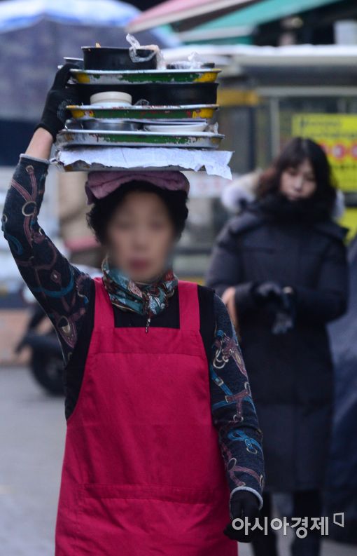 [포토]'추워도 식사는 챙겨야죠'