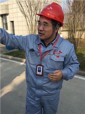 ▲첸한화 당군공작부 부장이 중한석화 공장을 설명하고 있다 