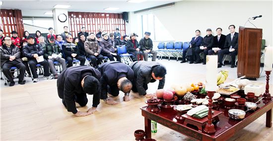 [포토]광주동구 충장동, 독거어르신 차례상 차려드리기