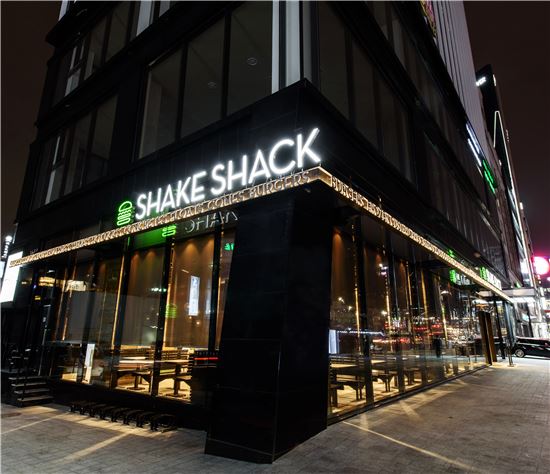 쉐이크쉑, 2호점도 '맛있는 순항'…오픈 한 달째 30분씩 줄 서
