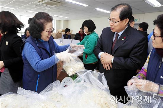 [포토]송광운 광주시 북구청장, 설맞이 자원봉사자 격려