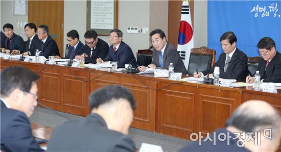 전라남도는 23일 이낙연 도지사와 외부 전문가가 참석한 가운데 출연기관 업무계획 보고와 토론회를 갖고 올 한 해 미래에 대비한 지역산업 경쟁력 강화, 중소기업과 소상공인 지원 강화, 서민복지 확대에 주력하기로 했다. 사진제공=전남도
