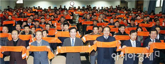 숲속의 전남 만들기 성공추진 다짐대회가 23일 오후 광주시 북구 매곡동 전라남도공무원교육원에서 열린 가운데 이낙연 전남지사, 허상만 전 농림부장관, 정은조 숲속의 전남 협의회장, 임업단체, 숲속의 전남 협의회 위원 등 참석자들이 손 펼침막을 들고 구호를 외치고 있다.사진제공=전남도