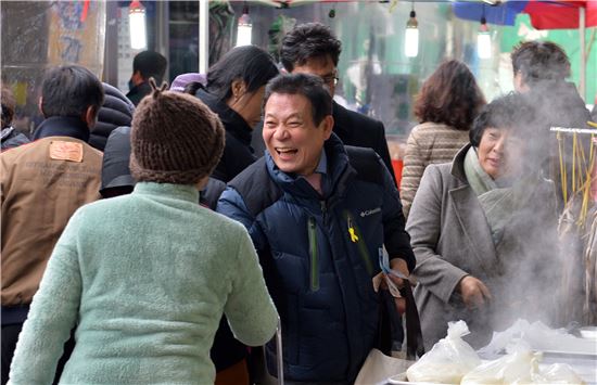 윤장현 광주시장, 전통시장 방문 상인들 격려