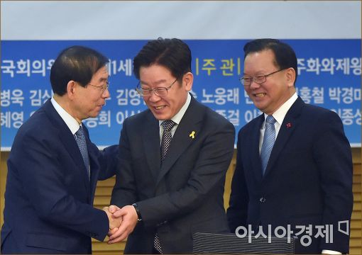 [포토]인사 나누는 박원순·이재명·김부겸