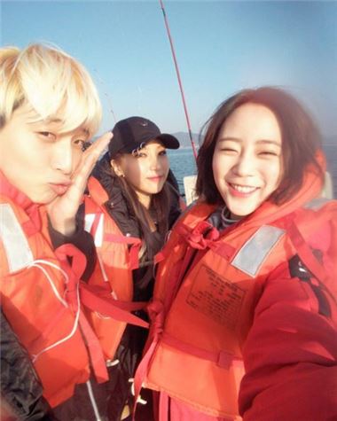 ‘식식한 소녀들’ 허영지, 일렁이는 배 위에서 활짝 “바다 점령하러”