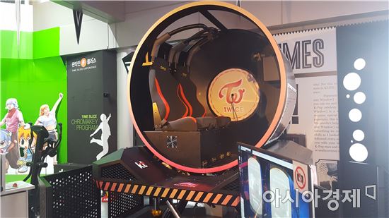 KT는 최근 가상현실(VR)과 롤러코스터를 결합한 놀이기구를 케이라이브에 설치했다.