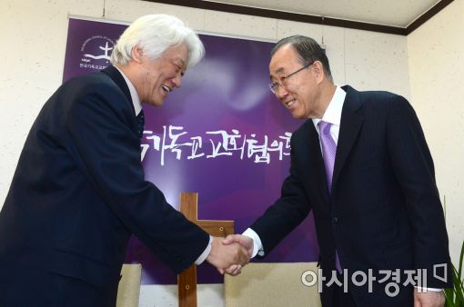 반기문, 신천지 연루설 해명 "우연히 만난 한국女, 사진 찍어달라 해"