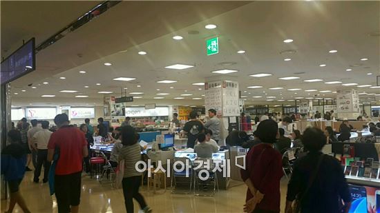 21일 서울 신도림 테크노마트 일대의 휴대폰 판매점이 손님들로 붐비고 있다.