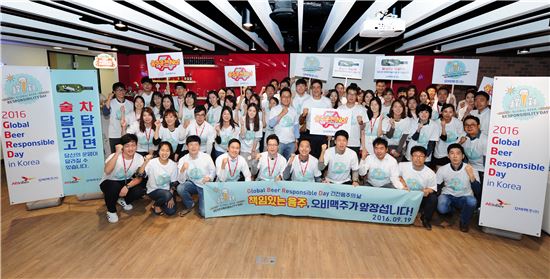 오비맥주 김도훈 사장(가운데)이 지난해 9월 본사 및 영업 임직원들과 함께 서울 강남역 부근에서 글로벌 건전음주 캠페인을 펼쳤다.