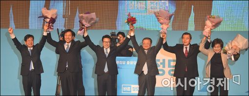 [포토]손 흔드는 바른정당 초대 지도부