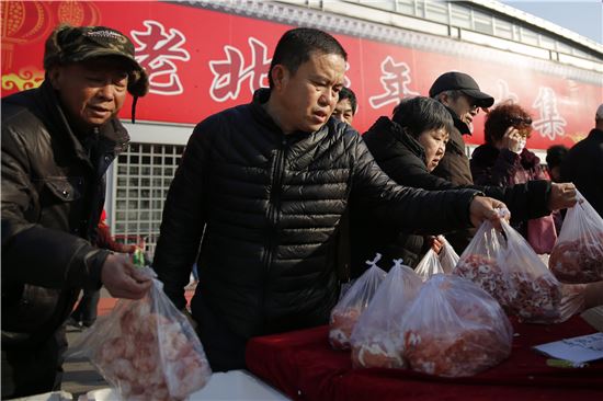 [포토]춘제 맞는 중국…"고기는 미리미리 준비해야"