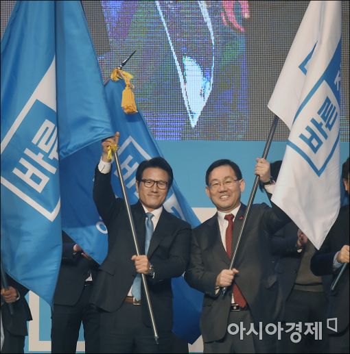 [포토]당기 높이든 정병국·주호영