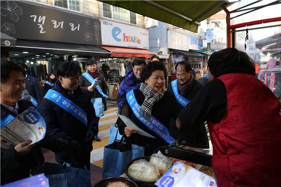 경기신보 수원 파장시장서 '현장상담'…남경순위원장도 참석