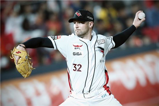 '피어밴드 완봉' kt, 삼성 꺾고 4연승…단독 선두로