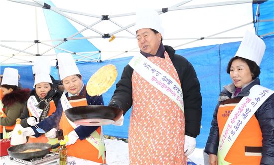 [포토]조길형 영등포구청장 '평등 명절 만들기' 참여 