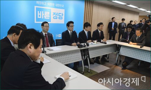 바른정당, 민주당·한국당 싸잡아 비판…존재감 부각 고심