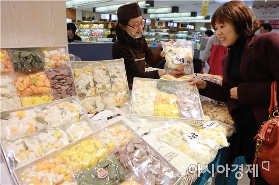 롯데백화점 광주 “오색 떡국 드시고 건강 하세요~”