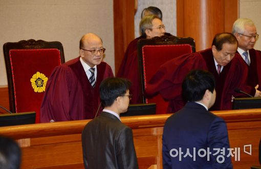 [포토]대심판정 들어서는 박한철 헌법재판소장