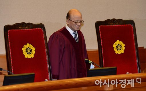 [포토]대심판정 들어서는 박한철 헌법재판소장