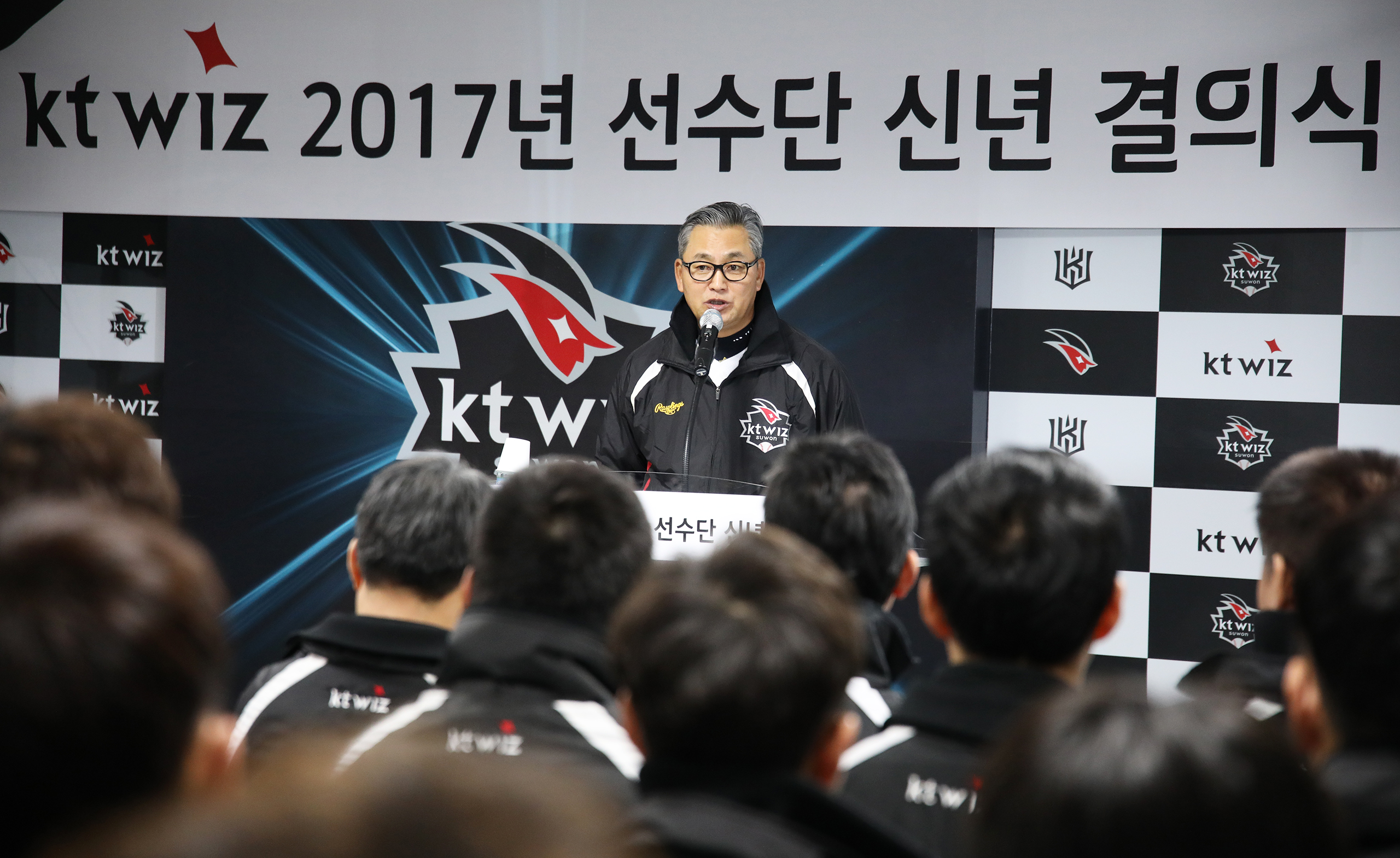 김진욱 감독 "피어밴드 빨리 계약하라고 했다"