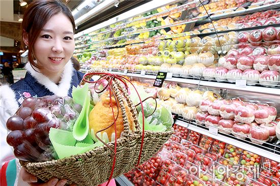 25일 현대백화점 압구정 본점 식품관 청과 코너에서 직원이 직접 골라 담아 포장한 과일 바구니를 들어 보이고 있다. 
