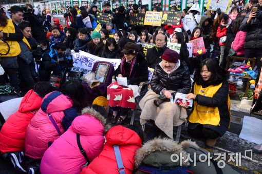 [포토]'할머니 건강하세요'