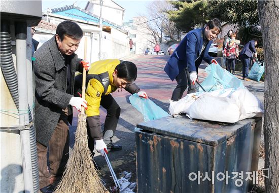 [포토]광주시 동구, 설맞이 일제 대청소 실시