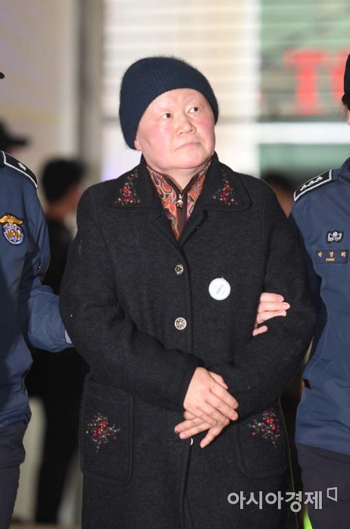 [포토]남편과 나란히 소환된 김경숙 전 이대 학장 