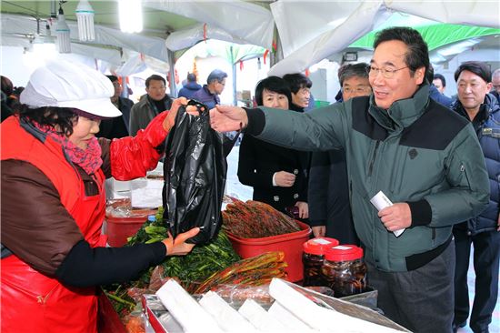 여수수산시장에서 제수용품 구입하는 이낙연 전남지사
