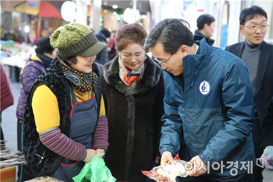 [포토]광주 동구, 설 맞이 전통시장 장보기 행사 개최