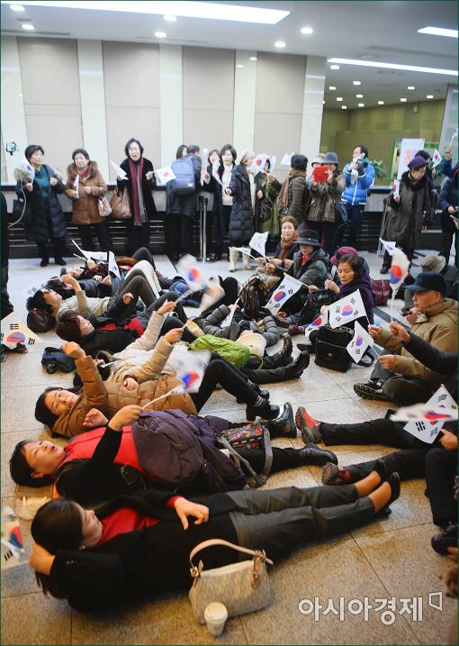 [포토]국회에서 누워버린 보수단체 회원들