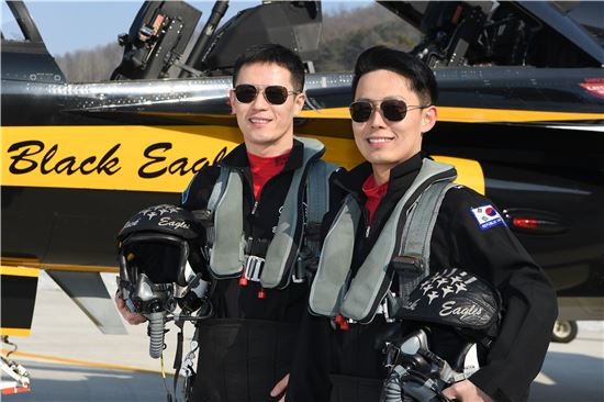 대한민국 공군 최초 블랙이글스 조종사 형제인 강성현 소령(형.왼쪽)과 동생 강성현 대위가 국산 항공기 T-50B 앞에서 포즈를 취하고 있다. 