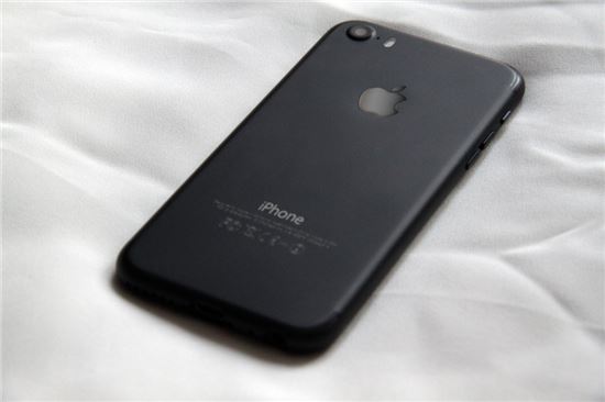 아이폰7 특유의 매트블랙 질감이 잘 드러나도록 개조된 아이폰5.