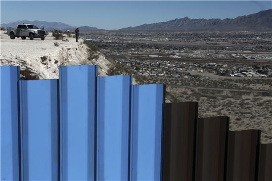 ▲미국-멕시코 국경에 설치된 울타리(AP연합뉴스)
