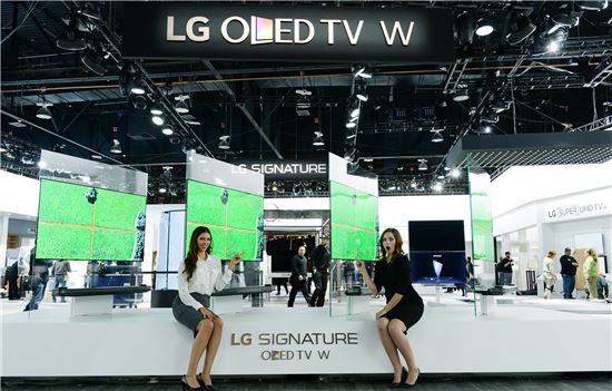 LG전자가 미국 라스베이거스에서 열린 'CES 2017'에서 'LG SIGNATURE 올레드 TV W'를 공개했다. 