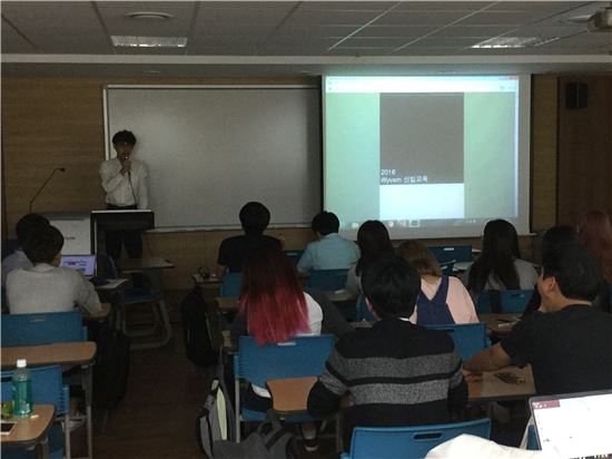 국민대학교 투자동아리 와이번이 신입회원 교육을 진행하고 있다.