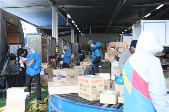 [르포]'황금보자기 대신 세트선물만 가득', 명절 택배현장