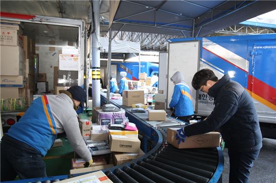 [르포]'황금보자기 대신 세트선물만 가득', 명절 택배현장