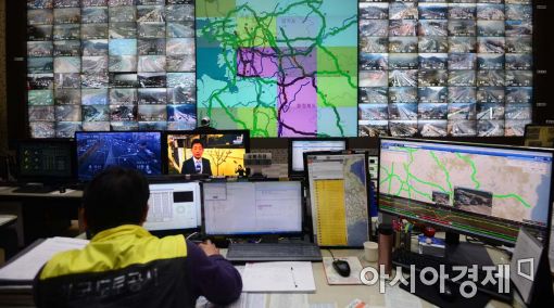 [포토]'귀성길 주시'