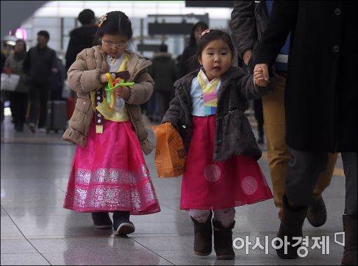 [포토]'색동옷 입고 할머니, 할아버지 집으로~'