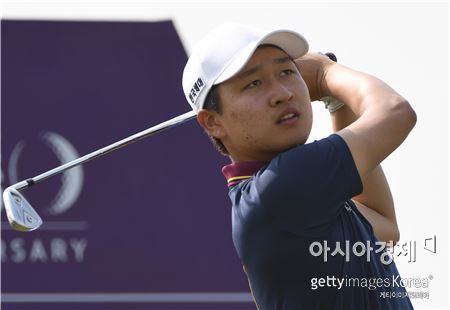 왕정훈이 카타르마스터스 첫날 8번홀에서 티 샷을 하고 있다. 도하(카타르)=Getty images/멀티비츠 