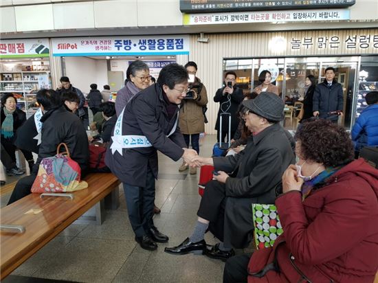 설 연휴 첫날, 재래시장·기차역…분주한 대권주자들