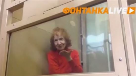 살인혐의로 구속 된 와중에도 태연히 인사하는 타마라 삼소노바. 사진 = 러시아 ohtahka사 화면 캡쳐 
