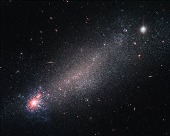 ▲혜성을 닮은 NGC 4861 은하는 은하풍을 연구하는데 있어 최적의 모델이다.[사진제공=NASA]