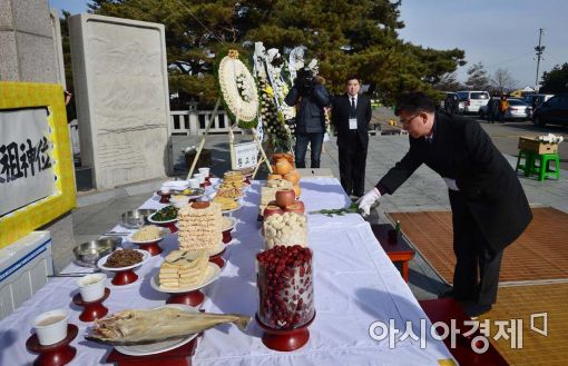 [포토]헌화하는 홍용표 통일부 장관 