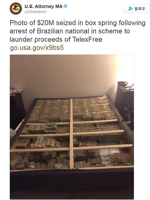 미국 검찰이 가택 수색 중 침대 밑에서 2000만 달러의 현금 다발을 발견한 뒤 공개했다. 사진=미국 매사추세츠주 검찰 트위터 캡처