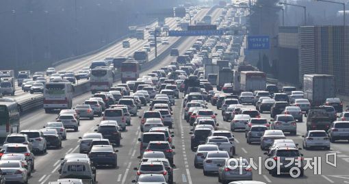 설 당일 520만대 고속도로 이용 '역대 최다'…정체는 줄어  