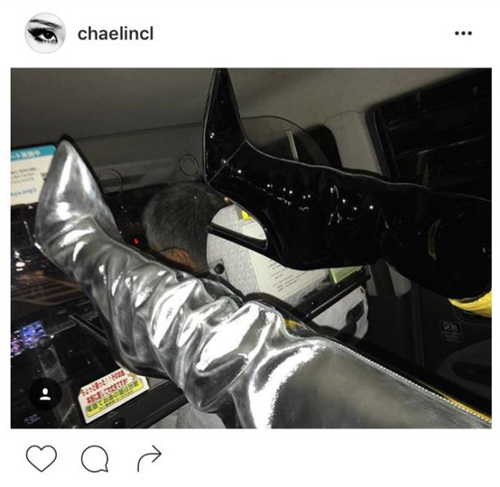 2NE1 씨엘, 일본 택시 안에서 발 올린 사진 게재…비난 폭주