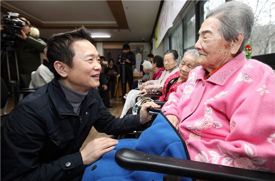 남경필 경기도지사가 29일 경기 광주에 위치한 '나눔의 집'을 방문해 일본군 위안부 피해자 할머니들에게 새해 인사를 전했다.